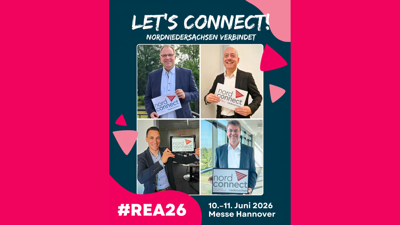 | Ⓒ Bianca Augustin Erstellt von: Daniela Avancini Erstellt mit: Canva Kollage aus vier Porträtfotos. Vier Männer in Businesskleidung halten jeweils ein Schild mit dem Logo „Nord Connect Niedersachsen" in die Kamera. Im Hintergrund sind unterschiedliche Büro- und Außenumgebungen zu sehen.