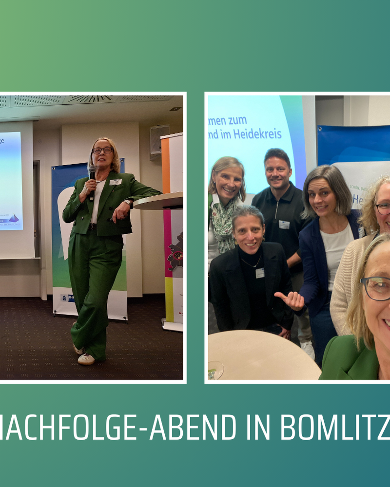 Die Bilder zeigen einen Nachfolge-Abend in Bomlitz mit einer großen Zuschauermenge, die aufmerksam einem Vortrag zuhört. In der Mitte des Bildes steht eine Frau in einem grünen Anzug, umgeben von weiteren Teilnehmern, die sich aktiv an der Veranstaltung beteiligen.