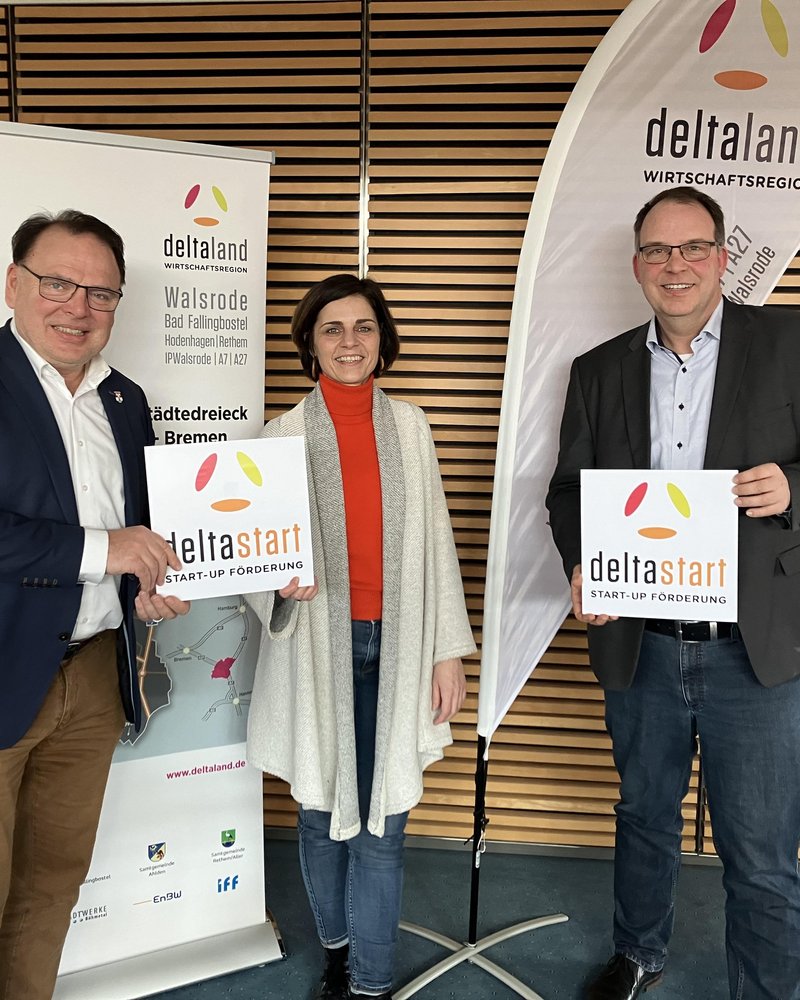 Das Foto entstand beim Pressetermin zum Projektauftakt für deltastart; hier sind zu sehen der Bürgermeister der Stadt Bad Fallingbostel Rolf Schneider, für das Projekt verantwortliche Projektmanagerin Anke Schaffrek und Michael Krohn, Geschäftsführer der Wirtschaftsförderung Deltaland, im Sparkassenhaus Bad Fallingbostel.