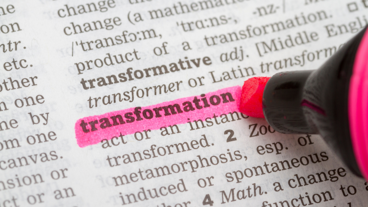  Nahaufnahme eines Wörterbucheintrags: Das Wort „transformation" ist pink markiert, ein pinker Textmarker liegt darauf.