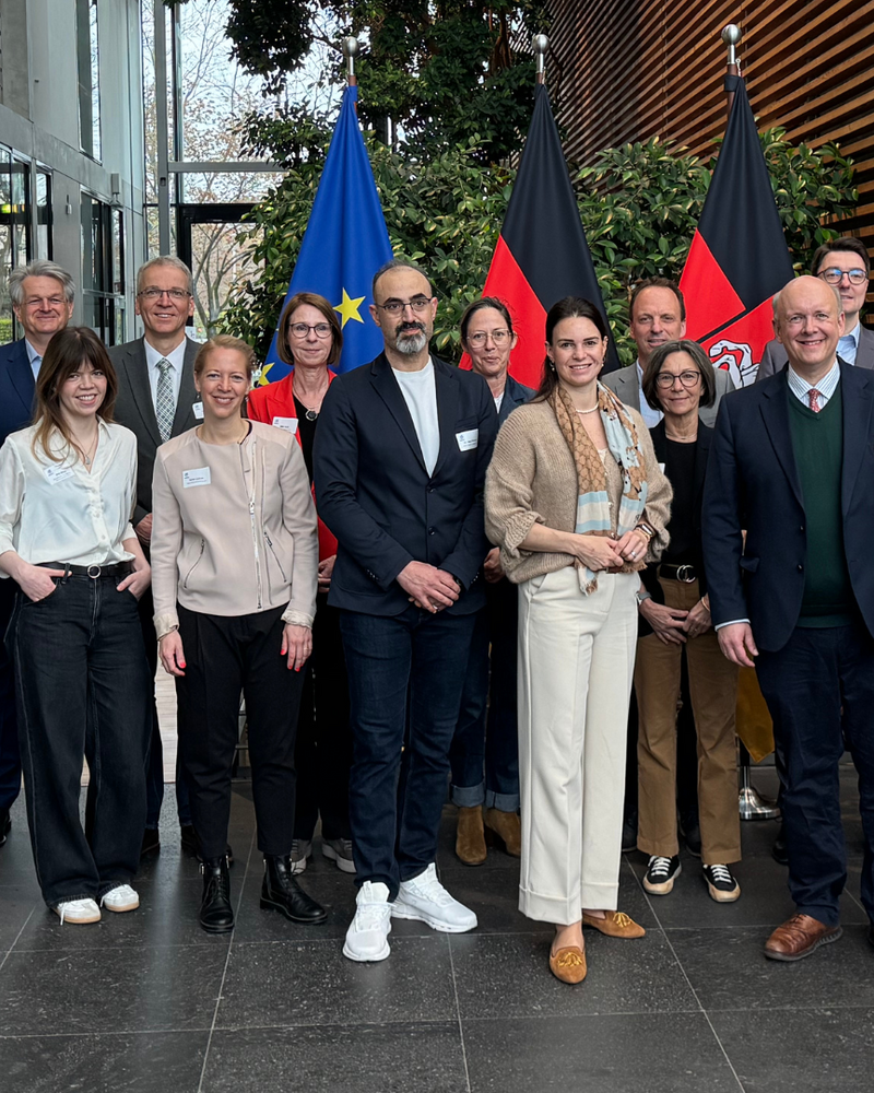 Gruppenfoto der Teilnehmenden des dritten H2.N.O.N-Hauptstadtfrühstücks am 14. April 2026 in der Vertretung des Landes Niedersachsen beim Bund in Berlin. Vor EU-Fahne und Deutschlandfahne versammeln sich rund 20 Vertreterinnen und Vertreter aus Wirtschaft, Netzwerk und Politik zum gemeinsamen Austausch über den Markthochlauf der Wasserstoffwirtschaft.