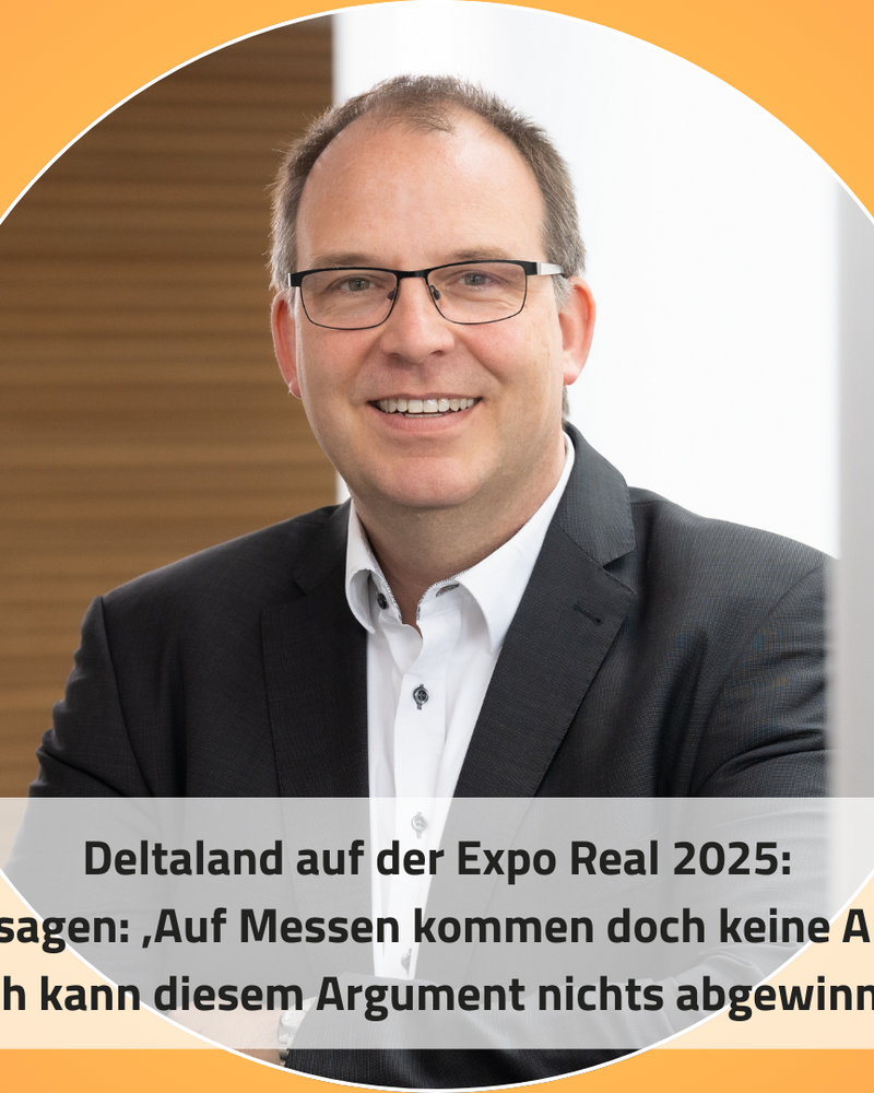 Das Bild zeigt einen lächelnden Mann mit Brille, der in einem modernen Umfeld posiert. Im oberen Teil des Bildes steht der Text "Expo Real 2025 – Wir sind dabei!" und darunter eine Aussage über Messen und Abschlüsse, die seine Meinung widerspiegelt.