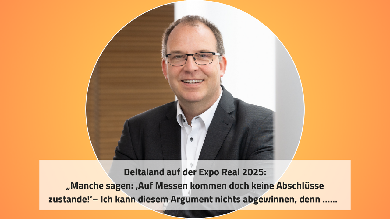 Das Bild zeigt einen lächelnden Mann mit Brille, der in einem modernen Umfeld posiert. Im oberen Teil des Bildes steht der Text "Expo Real 2025 – Wir sind dabei!" und darunter eine Aussage über Messen und Abschlüsse, die seine Meinung widerspiegelt.