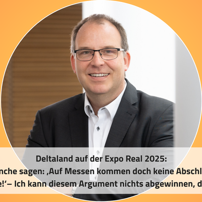 Das Bild zeigt einen lächelnden Mann mit Brille, der in einem modernen Umfeld posiert. Im oberen Teil des Bildes steht der Text "Expo Real 2025 – Wir sind dabei!" und darunter eine Aussage über Messen und Abschlüsse, die seine Meinung widerspiegelt.