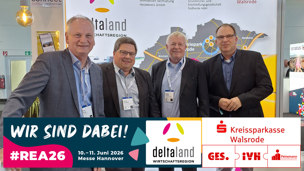 Vier Männer des Deltaland-Messeteams stehen gemeinsam vor dem Ausstellerbanner der Wirtschaftsregion Deltaland. Im unteren Bildbereich sind die Logos der Partnerorganisationen zu sehen: Deltaland Wirtschaftsregion, Kreissparkasse Walsrode, GES, IVH und Peinemann Hausverwaltung GmbH – darunter der Hinweis auf die Teilnahme an der REA26 am 10. und 11. Juni 2026 in Hannover.