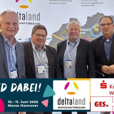 Vier Männer des Deltaland-Messeteams stehen gemeinsam vor dem Ausstellerbanner der Wirtschaftsregion Deltaland. Im unteren Bildbereich sind die Logos der Partnerorganisationen zu sehen: Deltaland Wirtschaftsregion, Kreissparkasse Walsrode, GES, IVH und Peinemann Hausverwaltung GmbH – darunter der Hinweis auf die Teilnahme an der REA26 am 10. und 11. Juni 2026 in Hannover.
