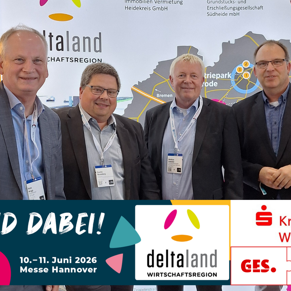 Vier Männer des Deltaland-Messeteams stehen gemeinsam vor dem Ausstellerbanner der Wirtschaftsregion Deltaland. Im unteren Bildbereich sind die Logos der Partnerorganisationen zu sehen: Deltaland Wirtschaftsregion, Kreissparkasse Walsrode, GES, IVH und Peinemann Hausverwaltung GmbH – darunter der Hinweis auf die Teilnahme an der REA26 am 10. und 11. Juni 2026 in Hannover.