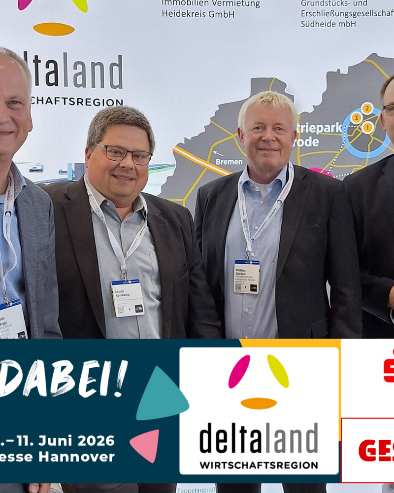 Vier Männer des Deltaland-Messeteams stehen gemeinsam vor dem Ausstellerbanner der Wirtschaftsregion Deltaland. Im unteren Bildbereich sind die Logos der Partnerorganisationen zu sehen: Deltaland Wirtschaftsregion, Kreissparkasse Walsrode, GES, IVH und Peinemann Hausverwaltung GmbH – darunter der Hinweis auf die Teilnahme an der REA26 am 10. und 11. Juni 2026 in Hannover.