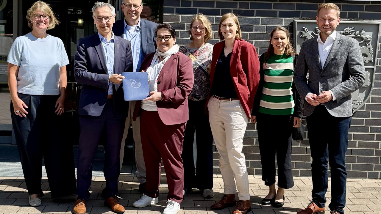 | Ⓒ Deltaland Das Foto ist ein Gruppenbild von 8 Personen bei der Übergabe eines Fördermittelbescheids. Zu sehen sind: Anke von Fintel (Landkreis Heidekreis), Landrat Jens Grote, Deltaland-Geschäftsführer Michael Krohn, Ministerin Melanie Walter, Dr. Theresa Weinsziehr (Energieagentur Heidekreis), Cornelia von Zengen (Landkreis Heidekreis), Stefani Thomas (Amt für regionale Landesentwicklung), Sebastian Zinke (Mitglied des Landtags)