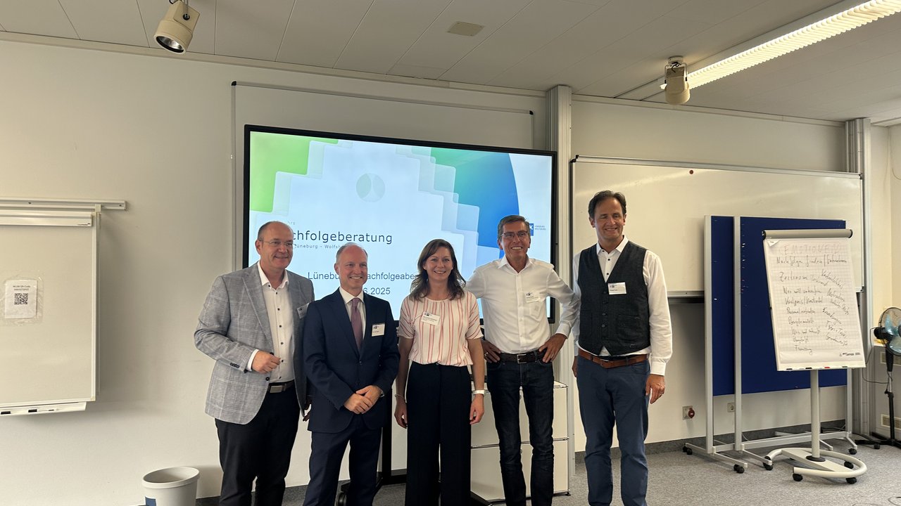 Das Bild zeigt den Moderator und die Referent:innen des IHK-Nachfolgeabends in Lüneburg am 18.06. (IHK-Nachfolgemoderator Kai Lührs, Rechtsanwalt Dr. Arne Vogel, Mediatorin Eike-Susann Steinmeyer, Wirtschaftssenior Andreas Gooth, Berater Michael Tietz)