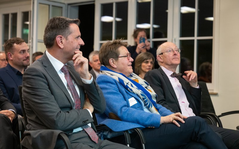 In der ersten Reihe v.l. Wirtschaftsminister Olaf Lies, Bürgermeisterin Helma Spöring und Prof. Dr. Friedrich Hollinger
