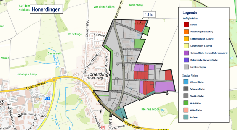 Die Karte zeigt das Gewerbegebiet Honerdingen mit verschiedenen Flächenverfügbarkeiten, gekennzeichnet durch Farben gemäß der Legende (z. B. rot für sofort verfügbar, violett für Optionsflächen und grau für nicht verfügbare Flächen). Zudem sind Straßen, Grünflächen, Wohnbereiche dargestellt, die das Gebiet geographisch und funktional strukturieren.