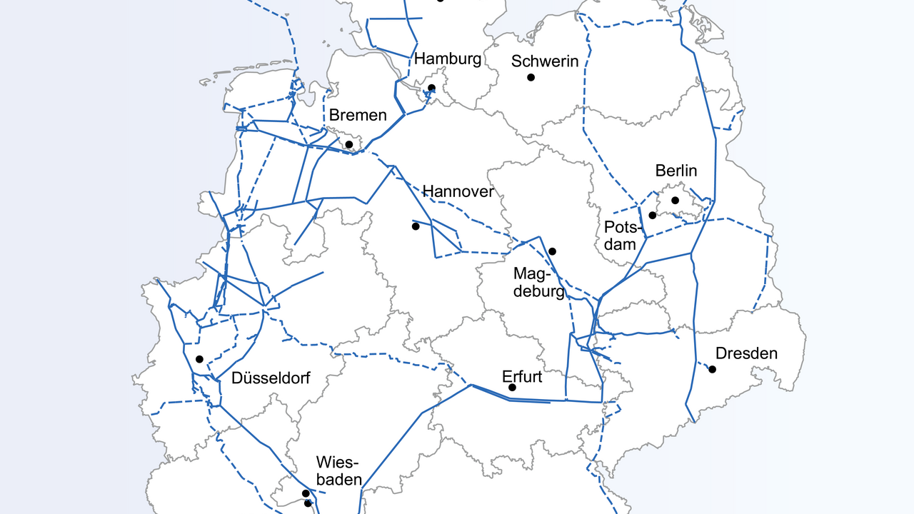 Die Karte zeigt das geplante Wasserstoff-Kernnetz in Deutschland, präsentiert vom Bundesministerium für Wirtschaft und Klimaschutz sowie FNB Gas.      Linienarten:         Durchgezogene blaue Linien: Umstellungsleitungen         Gestrichelte blaue Linien: Neubauleitungen      Wichtige Städte: Kiel, Hamburg, Bremen, Schwerin, Berlin, Potsdam, Dresden, Hannover, Magdeburg, Erfurt, Düsseldorf, Wiesbaden, Saarbrücken, Stuttgart, München.  Die Karte veranschaulicht die geplante Wasserstoff-Infrastruktur zur Verbindung wichtiger Städte und Regionen in Deutschland.