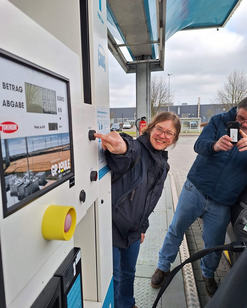 Betankungsprozess eines Wasserstoffautos an einer blauen GP Joule Tankstelle.