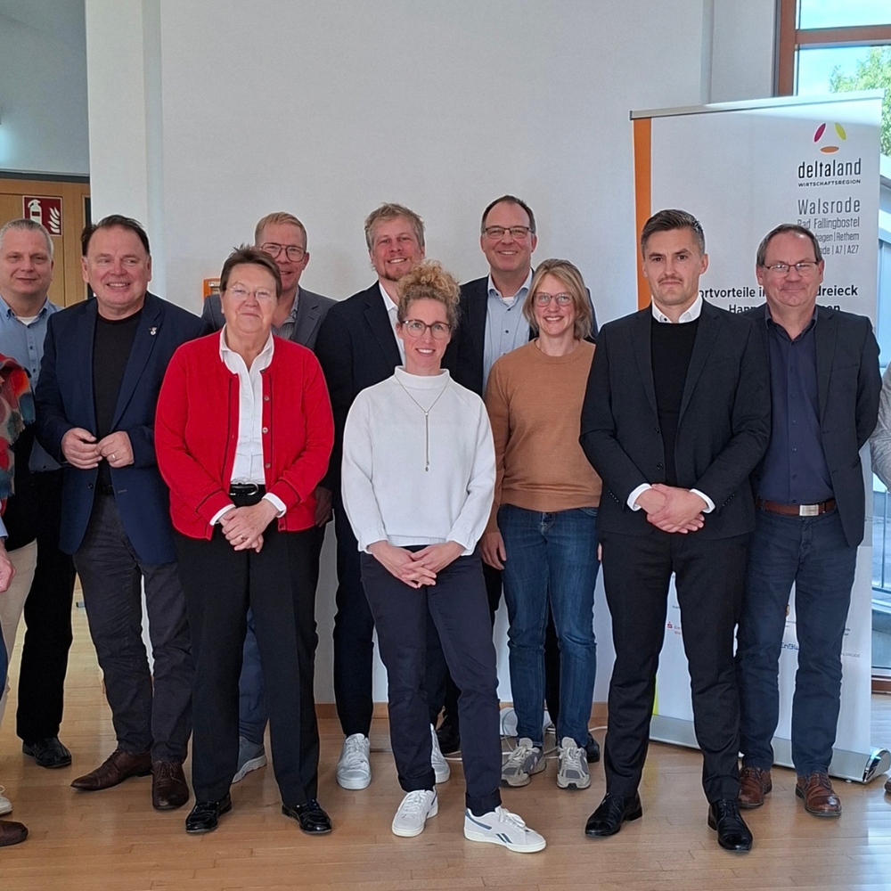 Das Foto zeigt Beteiligte der Energiesystemstudie für den südlichen Heidekreis, darunter Vertreterinnen und Vertreter der beteiligten Kommunen, der Wirtschaftsförderung Deltaland und der Projektpartner.