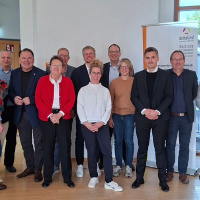 Das Foto zeigt Beteiligte der Energiesystemstudie für den südlichen Heidekreis, darunter Vertreterinnen und Vertreter der beteiligten Kommunen, der Wirtschaftsförderung Deltaland und der Projektpartner.