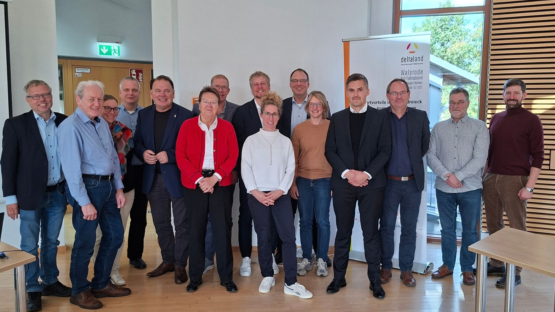 Das Foto zeigt Beteiligte der Energiesystemstudie für den südlichen Heidekreis, darunter Vertreterinnen und Vertreter der beteiligten Kommunen, der Wirtschaftsförderung Deltaland und der Projektpartner.