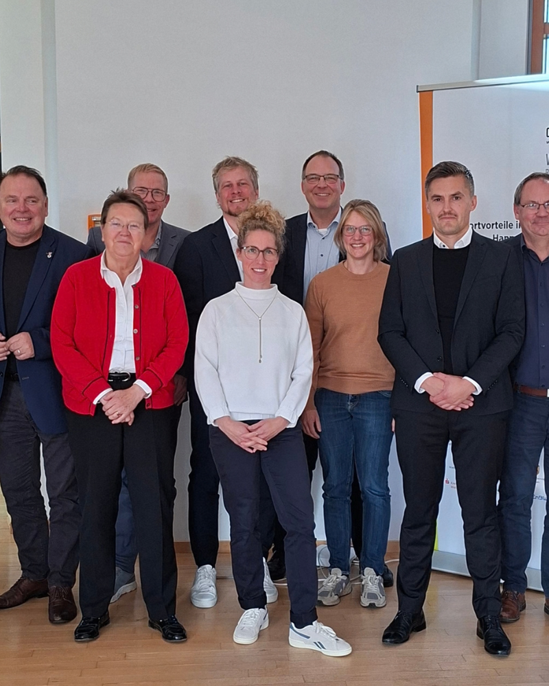 Das Foto zeigt Beteiligte der Energiesystemstudie für den südlichen Heidekreis, darunter Vertreterinnen und Vertreter der beteiligten Kommunen, der Wirtschaftsförderung Deltaland und der Projektpartner.