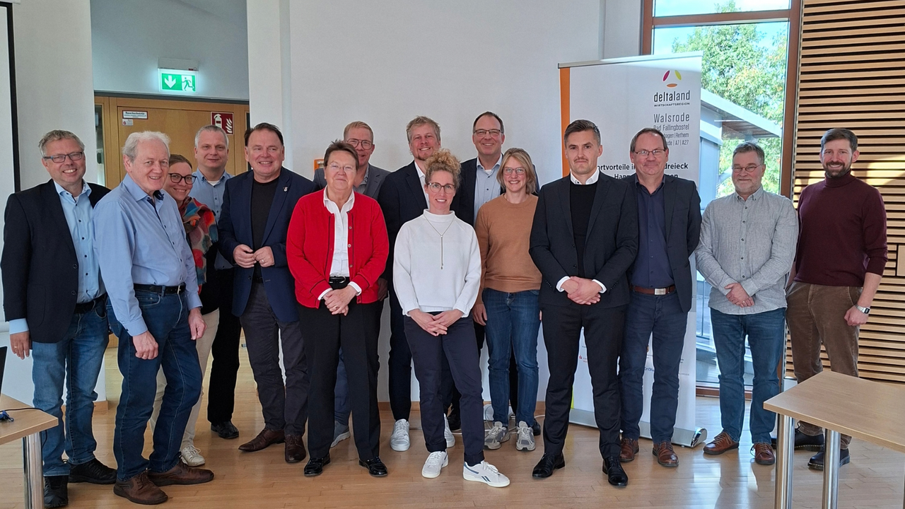 | Ⓒ Deltaland Das Foto zeigt Beteiligte der Energiesystemstudie für den südlichen Heidekreis, darunter Vertreterinnen und Vertreter der beteiligten Kommunen, der Wirtschaftsförderung Deltaland und der Projektpartner.