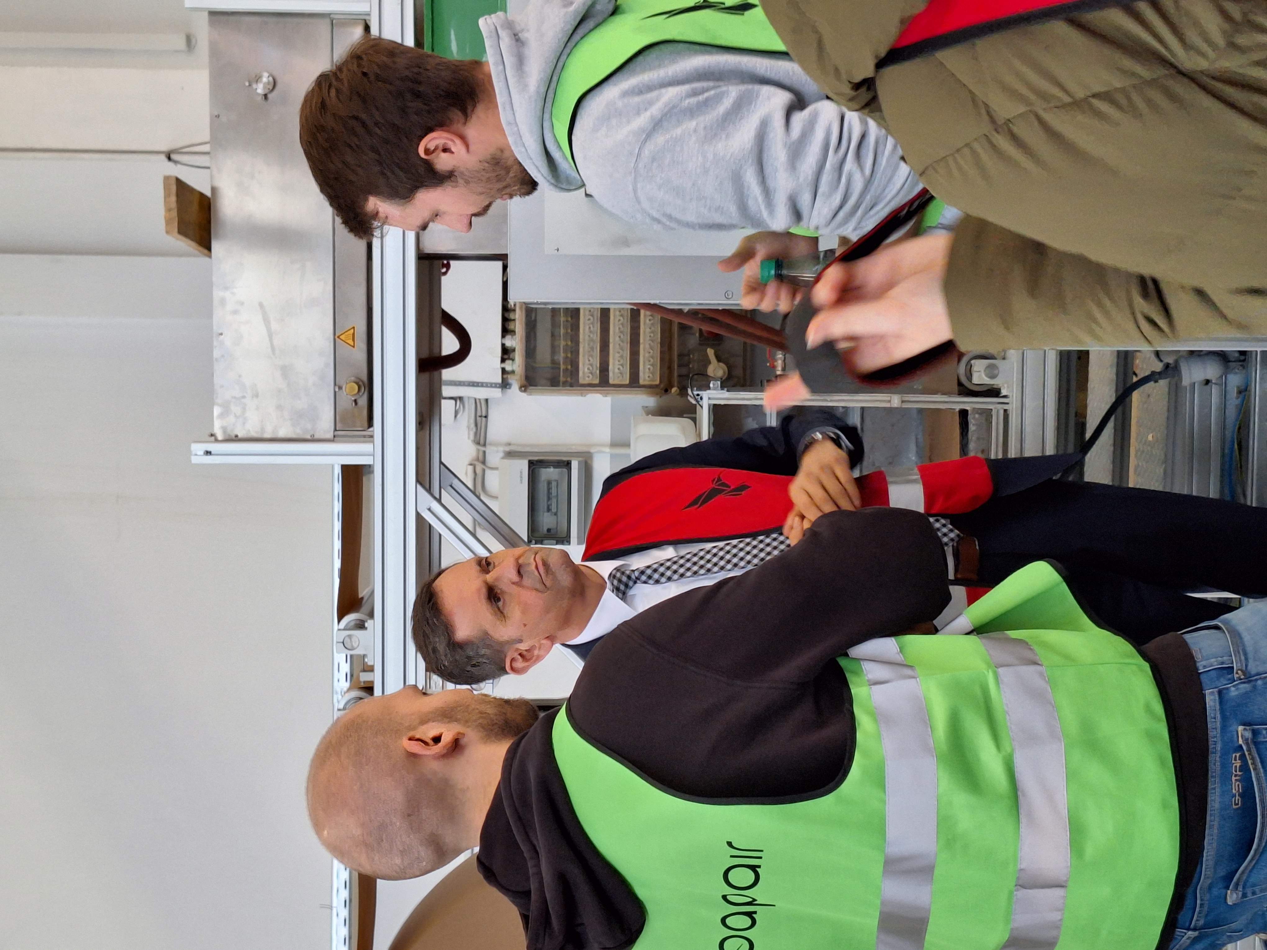 Intensiver Austausch zwischen Wirtschaftsminister Olaf Lies und den Papair-Gründern in der Produktionsstätte.