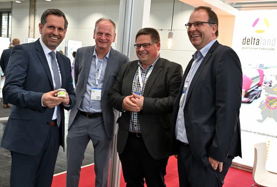 Niedersachsens Wirtschaftsminister Olaf Lies besucht den Gemeinschaftsstand der Wirtschaftsförderung Deltaland, der KSK Walsrode, der GES und der IVH auf der Real Estate Arena in Hannover.