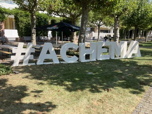 Der weiße Schriftzug #ACHEMA auf dem Messegelände in Frankfurt.